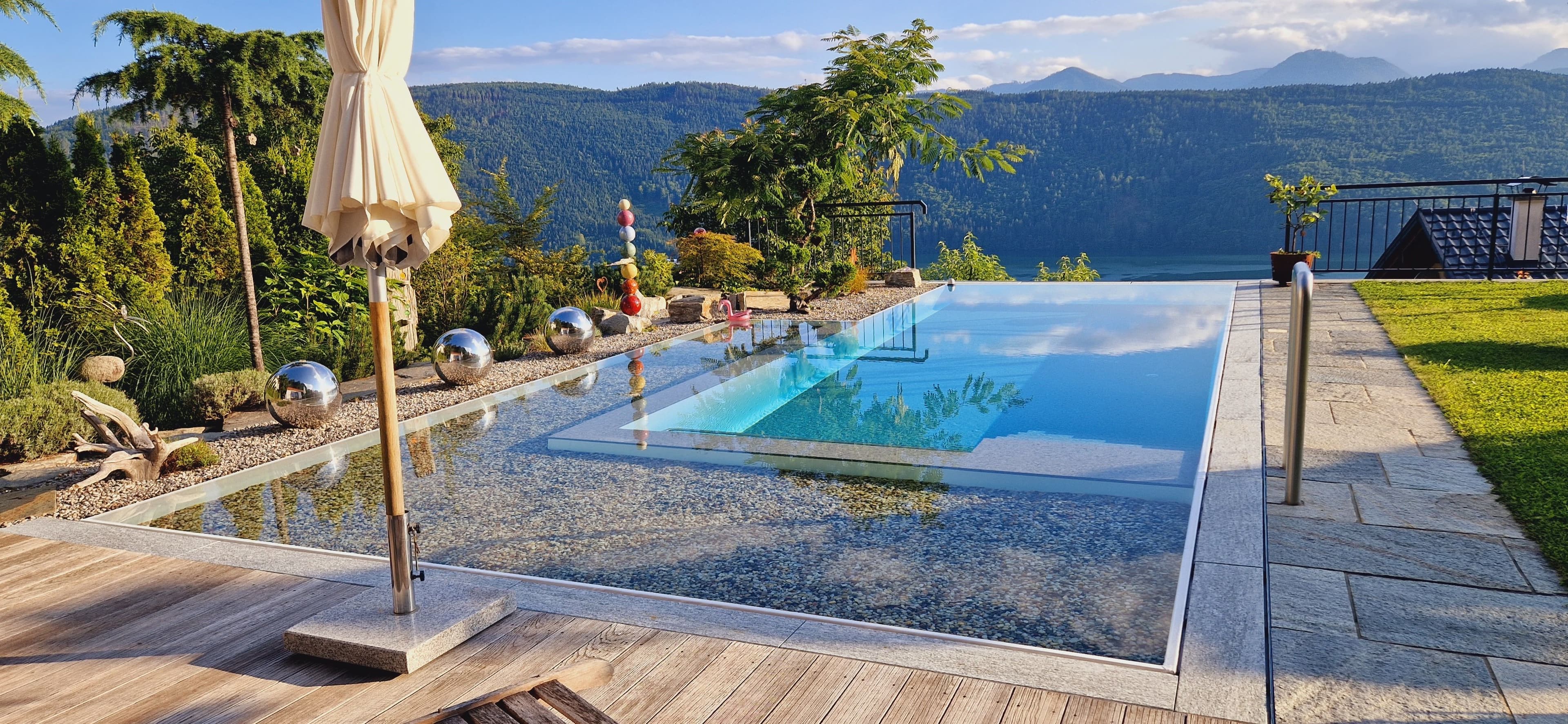Infinity-Pool mit AquaLite-Kaskadenrinne am Hang vor Bergpanorama
